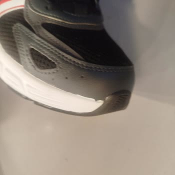 Adidas Ayakkabısındaki Bariz Dikiş Ve Yapıştırma Kusurları