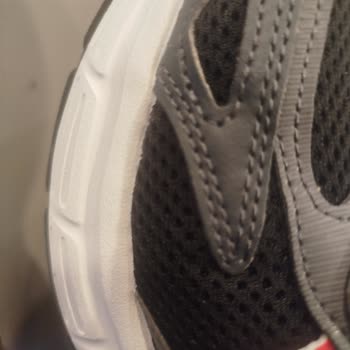 Adidas Ayakkabısındaki Bariz Dikiş Ve Yapıştırma Kusurları