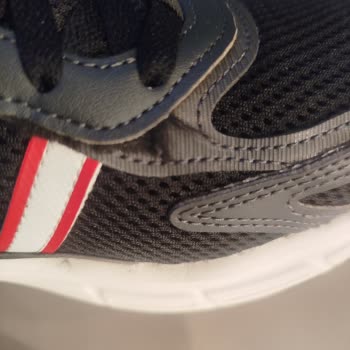 Adidas Ayakkabısındaki Bariz Dikiş Ve Yapıştırma Kusurları