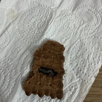 BİM Pötibör Bisküvi İçindeki Siyah Madde Ve Delik Tüketiciyi Endişelendiriyor
