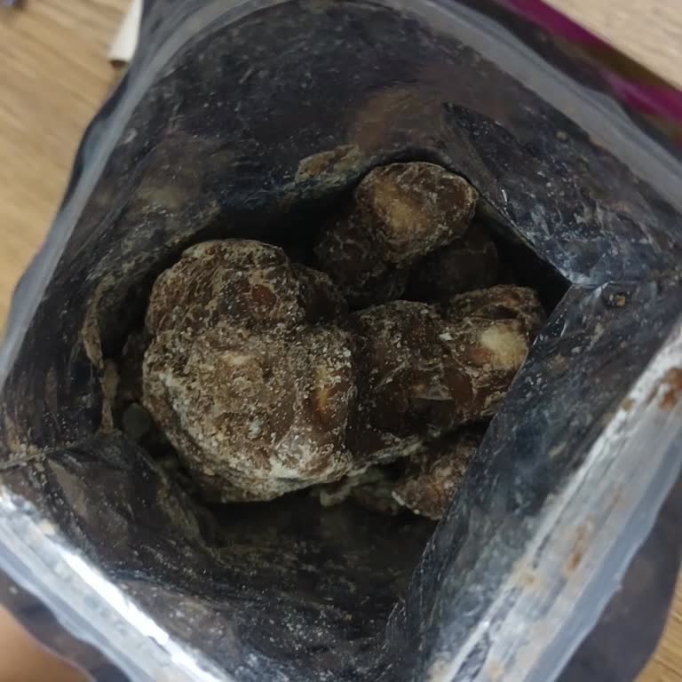 Bozuk Çikolata Ve Kapanış Saati Sonrası Personel Ciddiyetsiz Tutumu