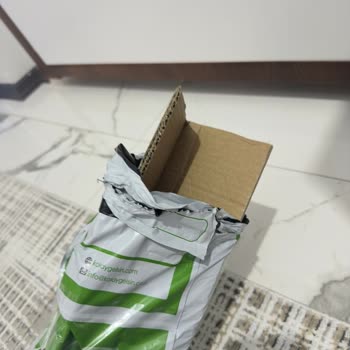 Kolay Gelsin Kargo'nun Kapıya Bıraktığı Yırtık Ve Açık Paket