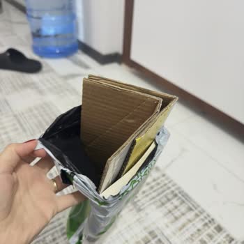 Kolay Gelsin Kargo'nun Kapıya Bıraktığı Yırtık Ve Açık Paket