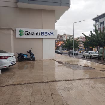 Bankada Güvenlik Görevlisinin Kaba Ve Saygısız Tutumu
