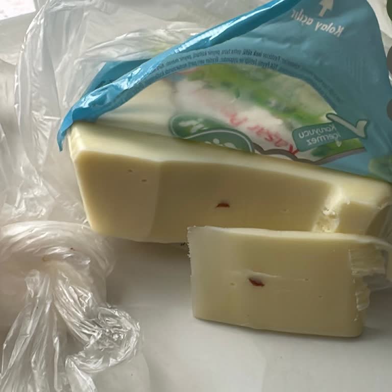 Sütaş Kaşar Peynirinde Kırmızı Yabancı Madde Bulunması Ve Gıda Güvenliği Endişesi