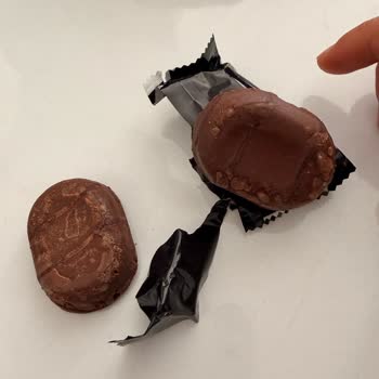 A101’den Aldığım Eti Browni Intense Ürünün Bozuk Ambalajı Ve Tüketilemez Görünümü