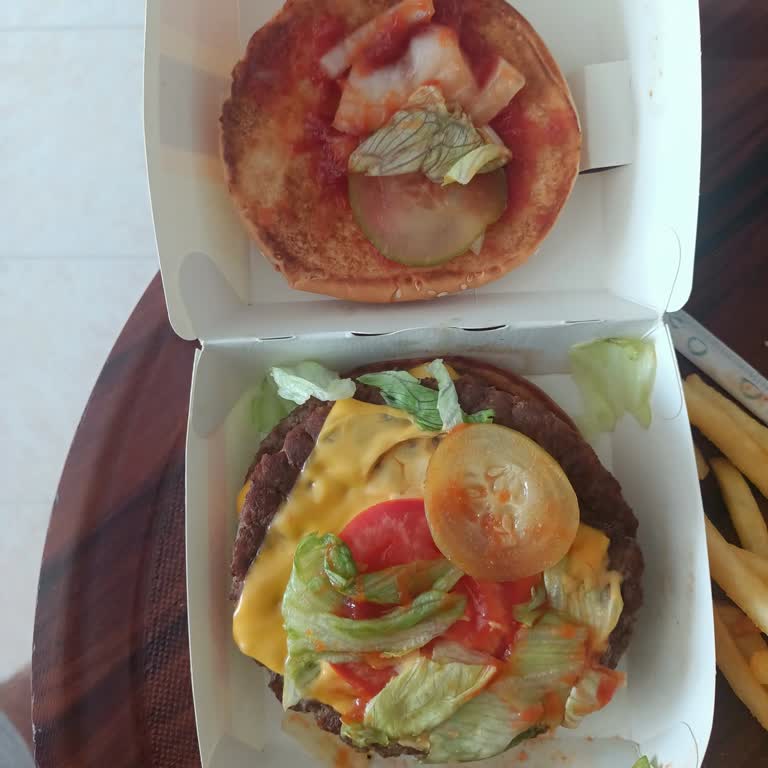 McDonalds Burgeri Paketleme Hatası Nedeniyle Kutuda Ezilerek Dağılmış Şekilde Teslim Ediliyor