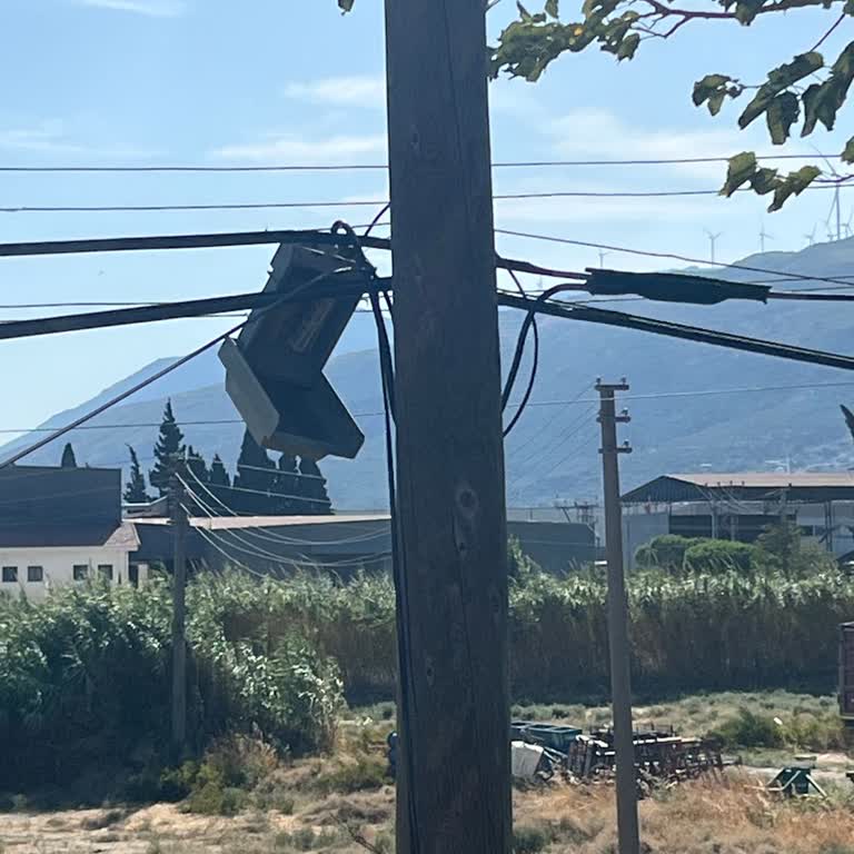 Türk Telekom'da Güvensiz Direk Ve Kutu: Çocuklar İçin Tehlike