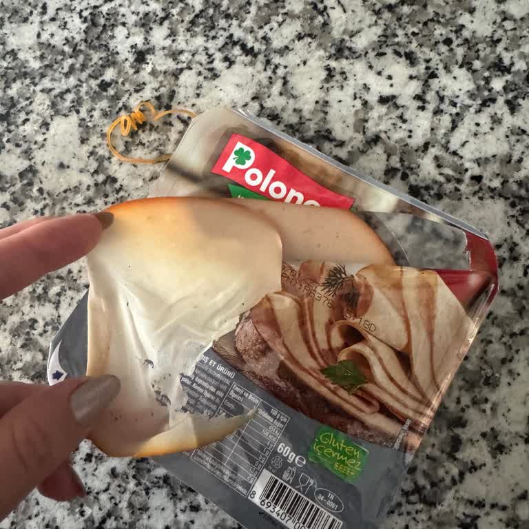 Polonez Hindi Füme Ürününde Parçalanmış Dilim Ve Renk Bozukluğu