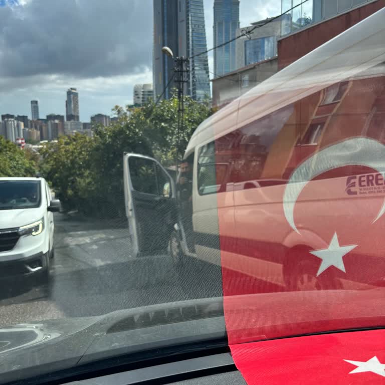 Okul Servisinin 80 Km/s Hızla Sokağa Girmesi Ve Şoförün Kabadayılık Davranışı