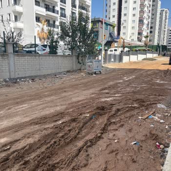 Çamurlu Sokakta Asfalt Gerekiyor