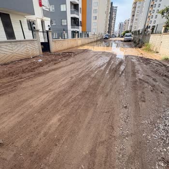 Çamurlu Sokakta Asfalt Gerekiyor