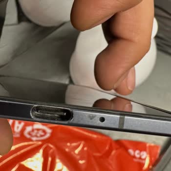Garanti Kapsamındaki Katlanabilir Telefonun Özensiz Onarımı Ve Yapıştırıcı Kalıntıları