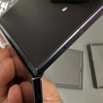 Garanti Kapsamındaki Katlanabilir Telefonun Özensiz Onarımı Ve Yapıştırıcı Kalıntıları