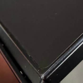 Garanti Kapsamındaki Katlanabilir Telefonun Özensiz Onarımı Ve Yapıştırıcı Kalıntıları