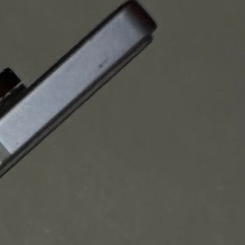 Garanti Kapsamındaki Katlanabilir Telefonun Özensiz Onarımı Ve Yapıştırıcı Kalıntıları