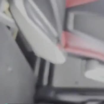 Öz Has Bingöl Turizm Otobüs Seyir Halindeyken Temizlik Yapıyor Fırçayla