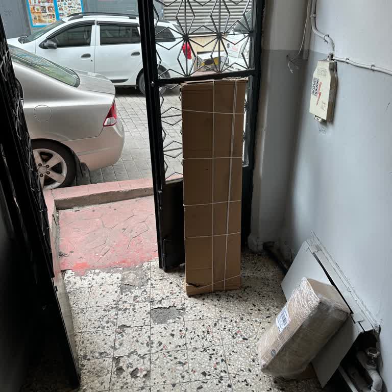 Aras Kargo Kat Teslimat Kurallarını İhlal Ederek Kargoları Kapıya Bıraktı