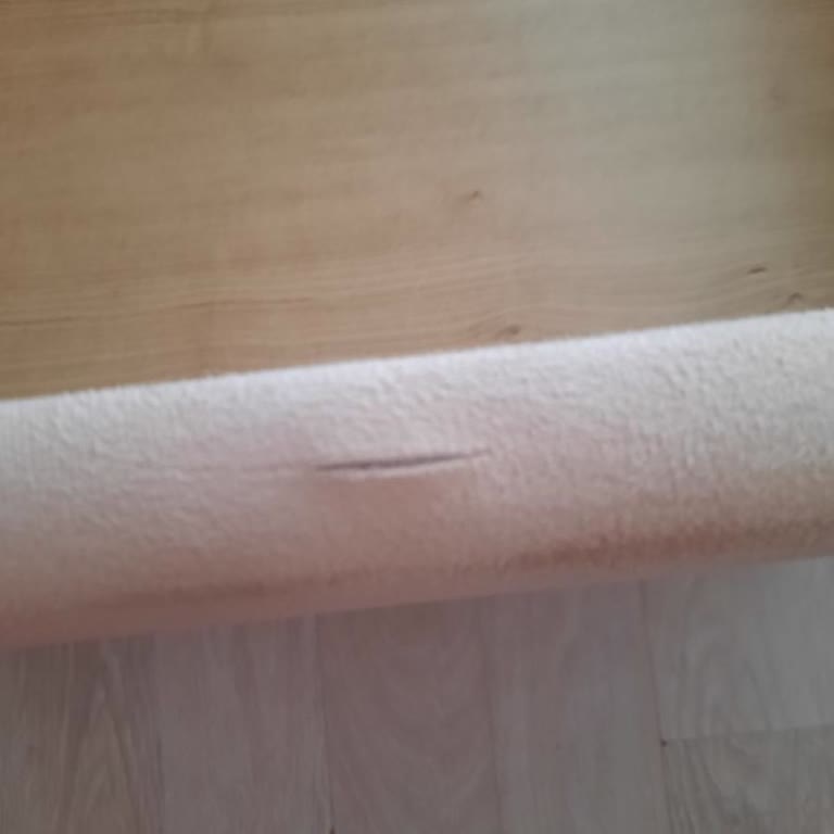 Yırtık Tek Kişilik Baza Ve Mağazanın İlgisiz Tutumu