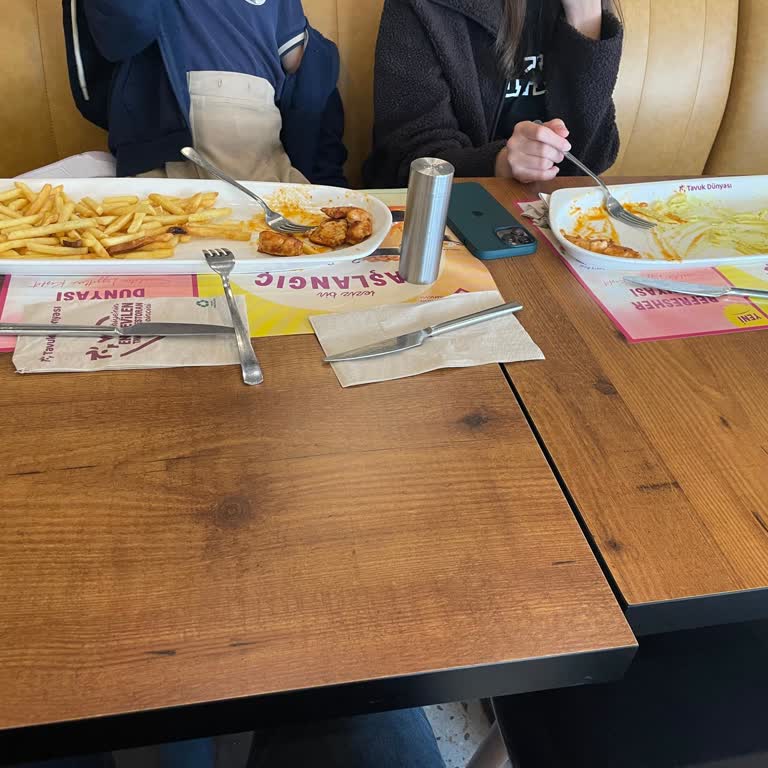 Çocuklar İçin Baharat Reddedildi, Ekmek Gelmedi, Personel Asık Suratlı