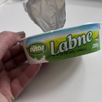 Sütaş Labnesinde Bozulmuş Koku Ve Sulu Pütürlü Kıvam, Son Tüketim Tarihi Geçmemiş