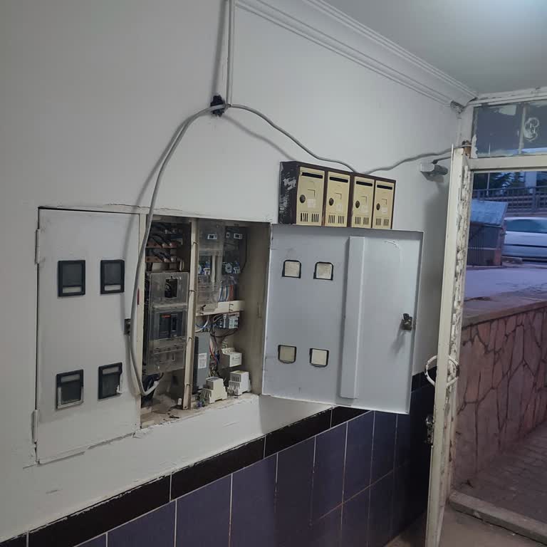 İzinsiz Çekilen Elektrik Hattı Girişte Güvenlik Riski Ve Mülkiyet İhlali