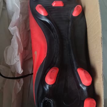 Üç Saat Kullanımda Kramponun Dişi Çıktı, Nike Ve Mağaza Sorumluluk Almıyor