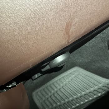 Yetkili Servis Torpido Kapağında Çizik Bıraktı Ve Sorumluluk Reddetti