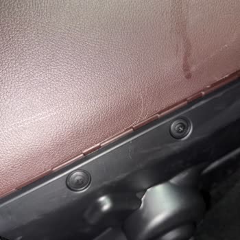 Yetkili Servis Torpido Kapağında Çizik Bıraktı Ve Sorumluluk Reddetti