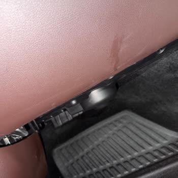 Yetkili Servis Torpido Kapağında Çizik Bıraktı Ve Sorumluluk Reddetti