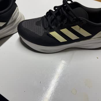 Adidas Ayakkabısının Üst Plastiğinde Çabuk Sararma, Ücret İadesi Talebi