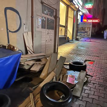 Bina Giriş Kapısının Önündeki Moloz Ve Lastik Yığını Kaldırılması Gerekiyor