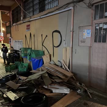 Bina Giriş Kapısının Önündeki Moloz Ve Lastik Yığını Kaldırılması Gerekiyor