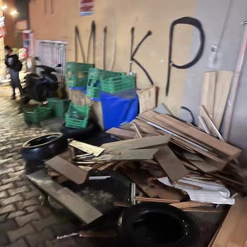Bina Giriş Kapısının Önündeki Moloz Ve Lastik Yığını Kaldırılması Gerekiyor
