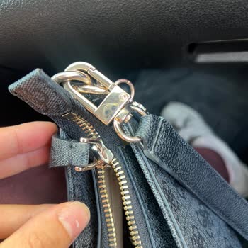 Guess Çantamda Hızlı Renk Atması Ve Markanın Destek Vermemesi