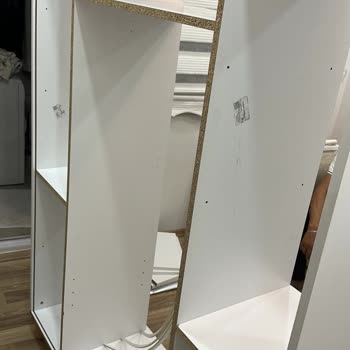 Kuzeypazar Gardıropta Eksik Arka Tablalar Ve Kırık Sağ Yan Panel