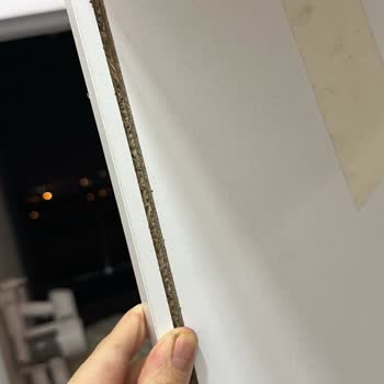 Kuzeypazar Gardıropta Eksik Arka Tablalar Ve Kırık Sağ Yan Panel