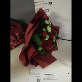 Çiçek Sepeti Somon Buket Görseliyle Uyuşmayan Solmuş Çiçek Ve Yanlış Renkli Buket