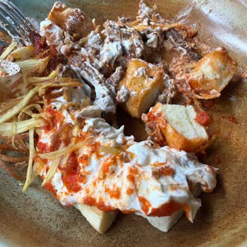 Et Çökertme Yemeği Ekmekle Dolu, Patates Soğuk Ve Yağlı