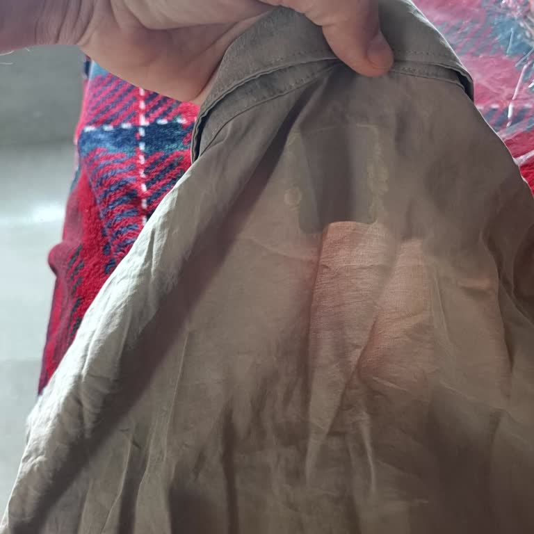 Etiket Yapışkanından Kaynaklanan Lekeli Gömlek İçin Değişim Ve İade Talebi
