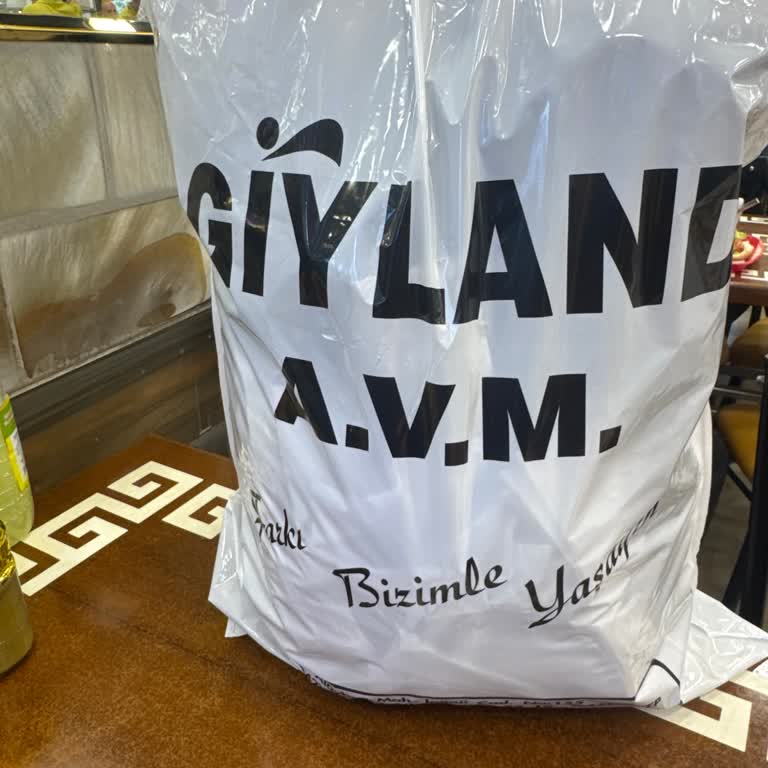 Giyland Mağazasındaki Güvenlik Görevlisinin Kaba Ve Saygısız Davranışı