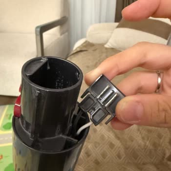Dyson V15 Boru-Hazne Bağlantısındaki Gevşeme Ve Kablo Riski