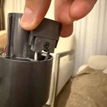 Dyson V15 Boru-Hazne Bağlantısındaki Gevşeme Ve Kablo Riski