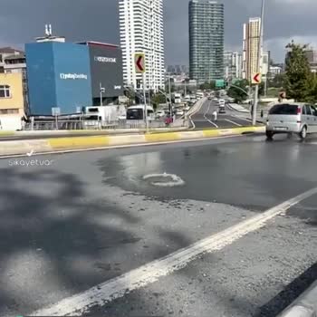 İstanbul Büyükşehir Belediyesi Yolda Rögar Kapak Açılmış Su Veriyor, Kazaya Sebebiyet Verebilir!