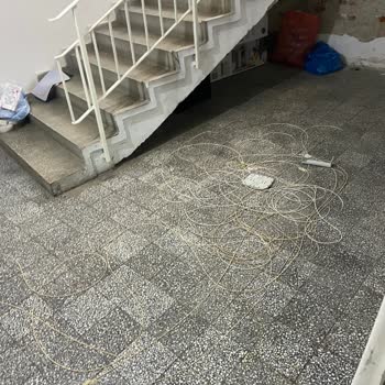 Kaldırılmamış Kablolar Bina Çevresinde Güvenlik Riski Ve Görünüm Kirliliği
