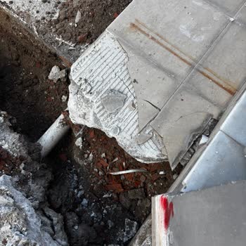 Doğalgaz Kazısı Sırasında Apartman Girişinde Fayans Kırılması Ve Zemin Çökmesi