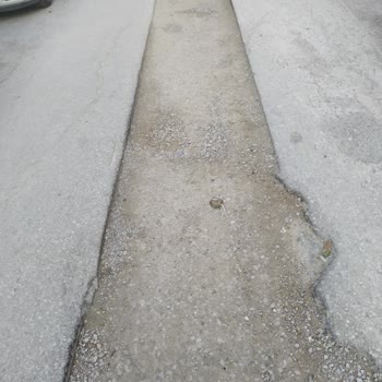 Evim Sokak’ta Çukurlar Araçları Tehlikeye Atıyor, Belediyeden Acil Çözüm Talebi