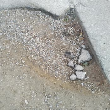 Evim Sokak’ta Çukurlar Araçları Tehlikeye Atıyor, Belediyeden Acil Çözüm Talebi