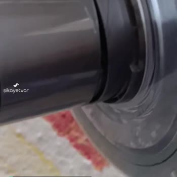 Dyson Gövde Kısmı Ve Teleskopik Boru Bağlantı Yerinde Oynama Gevşemeye Bağlı