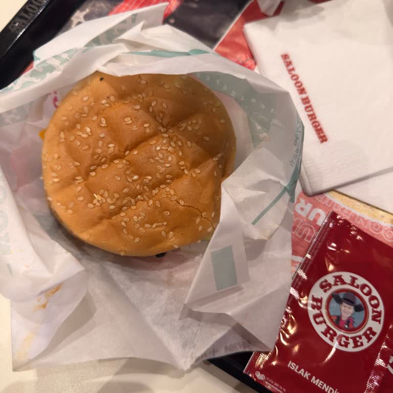 Saloon Burger Şubesinde Bayat Hamburgerlerin Tekrarlı Sunulması